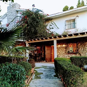 https://hostal-los-geranios-del-pinar.hotelsinnerja.org